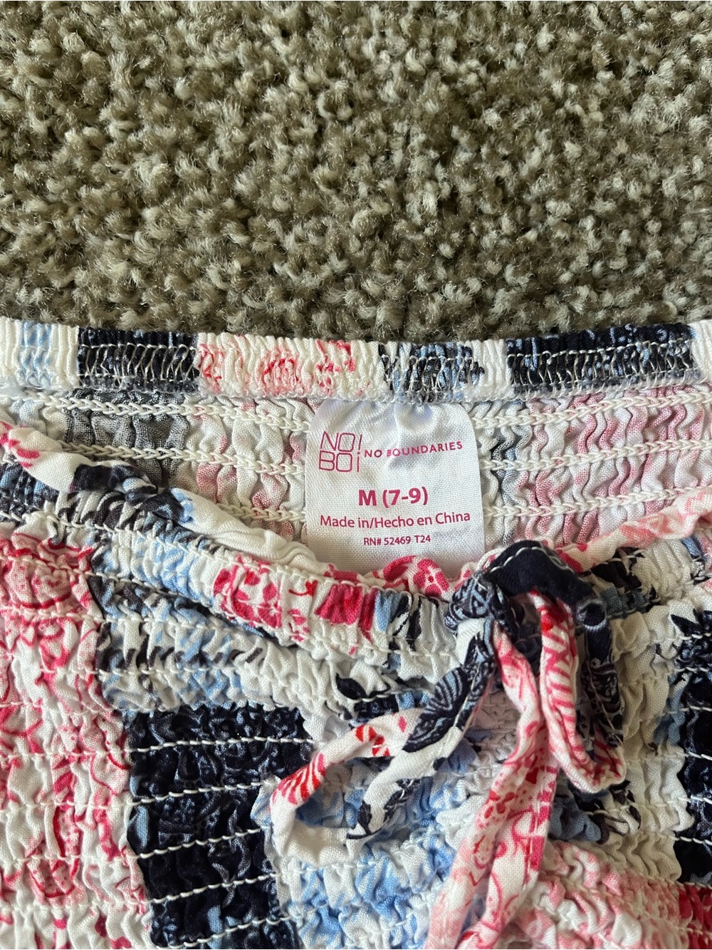 No Boundaries Women’s Medium Floral Drawstring Top - Picture 2 of 3